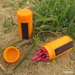 Lot de tubes &eacute;tanche orange avec 20 allumettes tout temps par tubes. Lot de 10 tubes