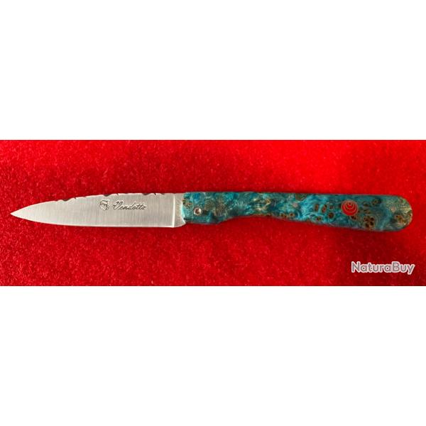 COUTEAU VENDETTA PAR LA COUTELLERIE LE SABOT : MANCHE PEUPLIER STABILIS� TURQUOISE ET MOSA�QUE.