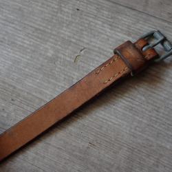 Sangle, lani&egrave;re en cuir pour brellage, sac poils, havresac Suisse. Pour gamelle, et ...