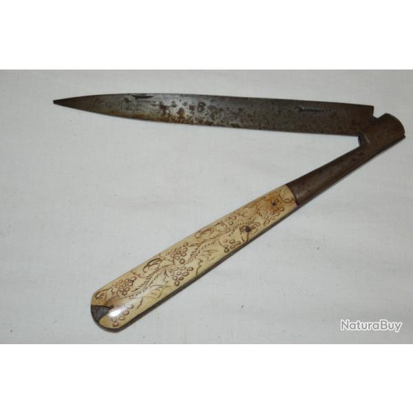 GRAND COUTEAU PLIANT VENDETTA SIGNEE POUDRILLE-XIX� SIECLE-COUTEAU DE COLLECTION DE THIERS.