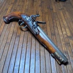 BEAU ET LUXUEUX PISTOLET A SILEX CANON DAMAS INCRUST&Eacute;S D'ARGENT