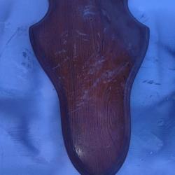 Lot n&deg;1 : Occasion: Grand &eacute;cusson pour massacre de 48 cm x 28 cm en ch&ecirc;ne