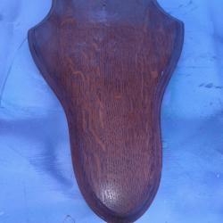 Lot n&deg;2 : Occasion: Grand &eacute;cusson pour massacre de 48 cm x 28 cm en ch&ecirc;ne