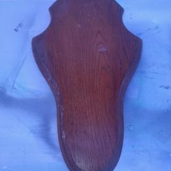 Lot n&deg;4 : Occasion: Grand &eacute;cusson pour massacre de 48 cm x 28 cm en ch&ecirc;ne