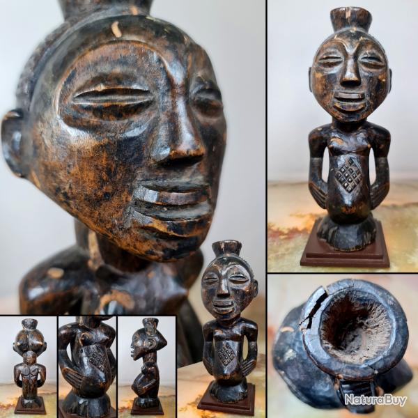 Haut de Calebasse de divination - Luba- RDC - d�but XXE, dimensions : 22 x 9 cm , socle en acier