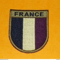 INSIGNE EN TISSU ARMEE FRANCAISE : DRAPEAU FRANCE BASSE VISIBILITE  , BON ETAT VOIR PHOTO . POUR TOU