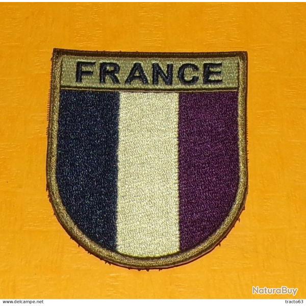 INSIGNE EN TISSU ARMEE FRANCAISE : DRAPEAU FRANCE BASSE VISIBILITE  , BON ETAT VOIR PHOTO . POUR TOU