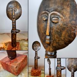 Une poup&eacute;e Achantis dite "Akua'ba" socl&eacute;e (marbre), H : 28 (avec socle), L : 6 cm