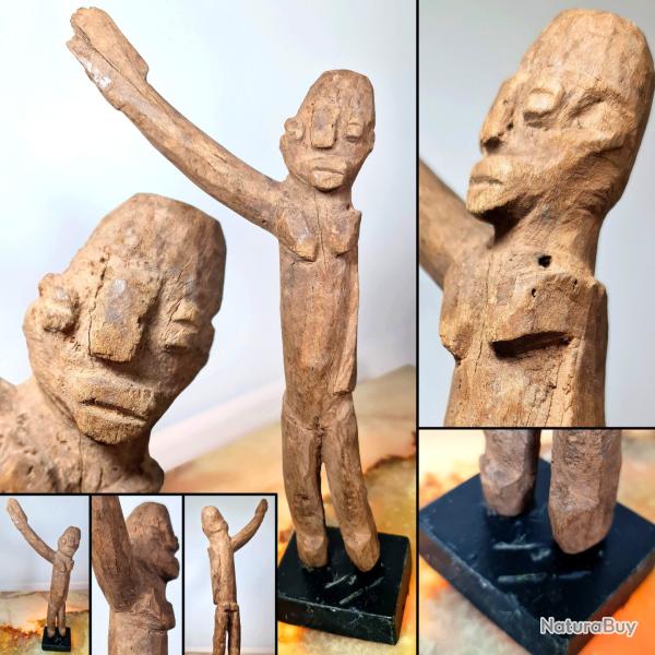 Statuette LOBI, Burkina Faso. Lobi, socl�e