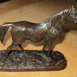 Magnifique petit cheval en bronze de .P.J MENE