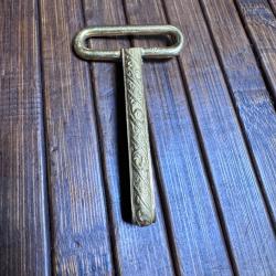 CROCHET PORTE SABRE DE CEINTUTON MILITAIRE