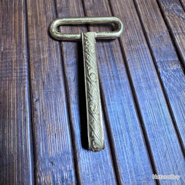 CROCHET PORTE SABRE DE CEINTUTON MILITAIRE