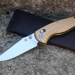 Couteau QSP Reptile Lame Clip-Point Acier 14C28N Manche Alum Bronze S&eacute;curit&eacute; Glyde Lock QS165-A1