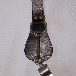 Sifflet &agrave; bille et cuir Gendarmerie vintage