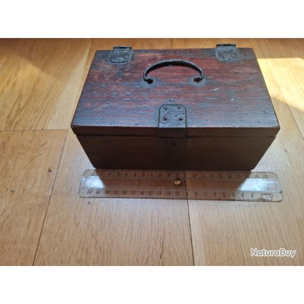 Jolie boite ancienne  en bois pour derringer  ou autres sans cloisonnements a l'int�rieur