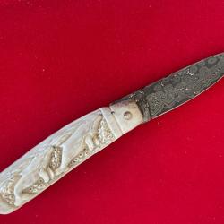 Couteau artisanal manche cerf avec sculptures aux c&eacute;tac&eacute;s lame damas sign&eacute;e