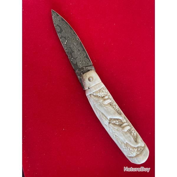 Couteau artisanal manche cerf avec sculptures aux c�tac�s lame damas sign�e