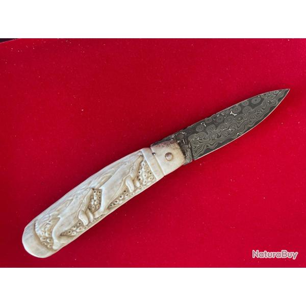 Couteau artisanal manche cerf avec sculptures aux c�tac�s lame damas sign�e
