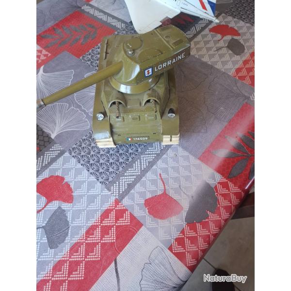 Jouet en t�le char joustra