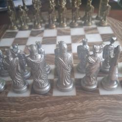 Jeu d'&eacute;chec artisanal,  d&egrave;s en plomb et planche en pierre de marbre..