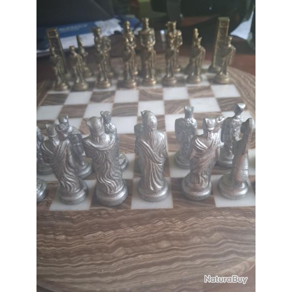 Jeu d'�chec artisanal,  d�s en plomb et planche en pierre de marbre..