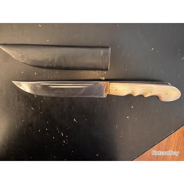 Grand Couteau de Chasse Artisanal - Manche en Corne Blonde Sculpt�e - Lame Forg�e � Double Cannelure