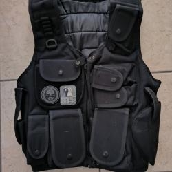 Gilet airsoft noir avec patchs