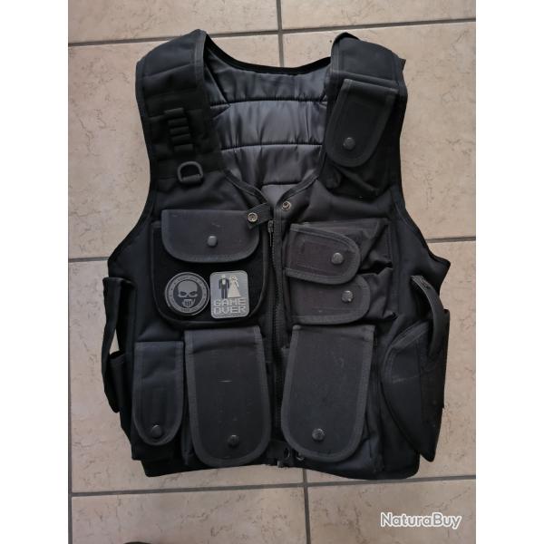 Gilet airsoft noir avec patchs