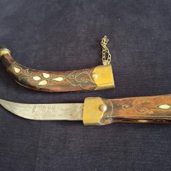 Dague Shibriya XXeme si&egrave;cle.  Calligraphie islamique.  Manche bois et nacr&eacute; +fourreau