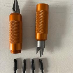 Outil d'&eacute;bavurage de collet et de puit d'amorce