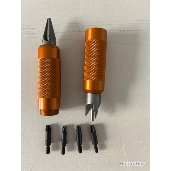 Outil d'�bavurage de collet et de puit d'amorce