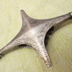 GARDE DE SABRE ORIENTAL STYLE OTTOMAN, ARGENT