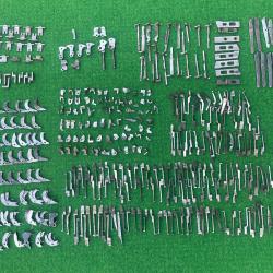 Grand lot pi&egrave;ces fusils, chiens, verrou, gachettes "hammerless", &eacute;jecteurs, percuteurs, pi&egrave;ce brute