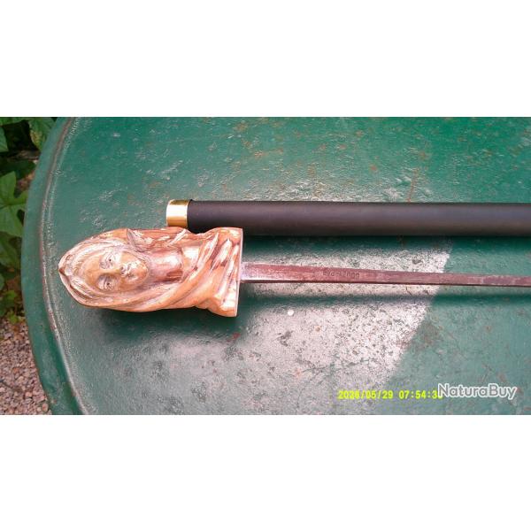 A voir tr�s belle canne sculpt� main en bois d' olivier rare