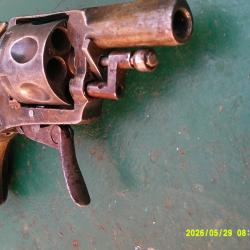 A voir joli revolver Belge tr&egrave;s saint
