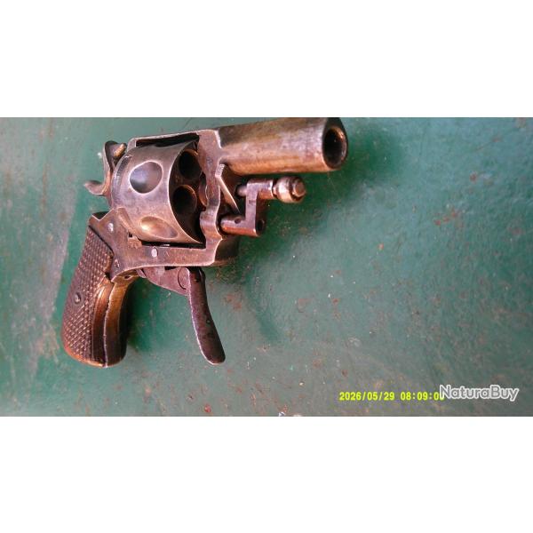 A voir joli revolver Belge tr�s saint