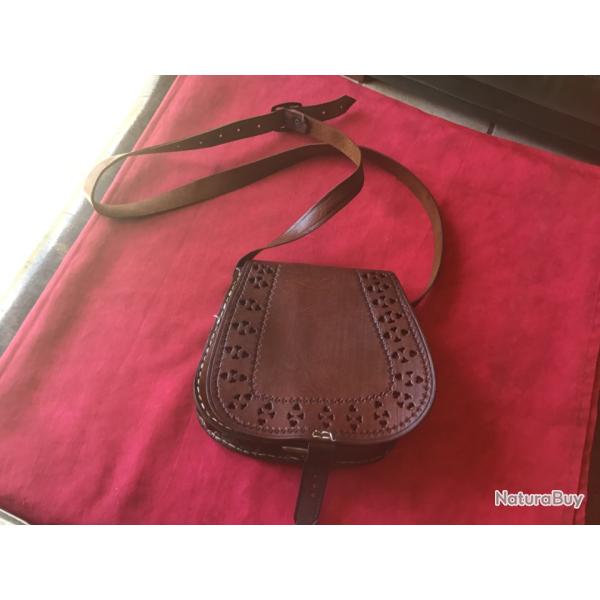 Petite sacoche en cuir pour cartouches ou autres.