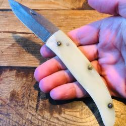 Couteau de Poche Artisanal Pi&eacute;montais Fait Main Lame Acier Damas 120 Couches Manche Corne de B&eacute;lier