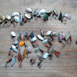 Vends lot de 42 cuillers  truite, de marque MEPPS N&deg; 1 et 2 en bon &eacute;tat.