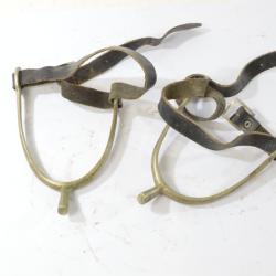 Paire d'&eacute;perons de cavalerie en m&eacute;tal avec sangles en cuir. Id&eacute;al reconstitution