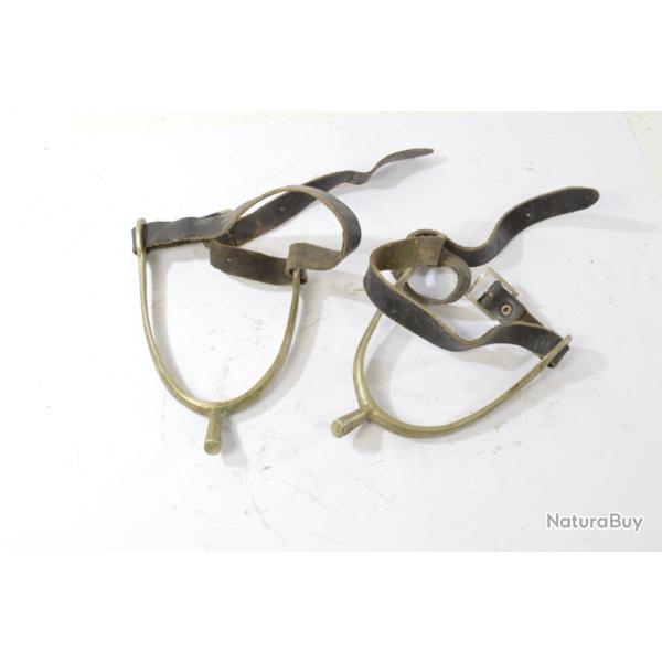 Paire d'�perons de cavalerie en m�tal avec sangles en cuir. Id�al reconstitution