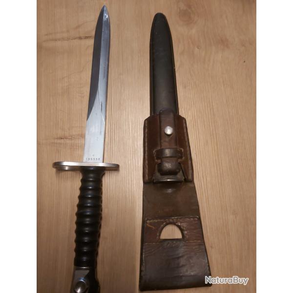 Ba�onnette Suisse avec son cuir pour fusil d'assaut STG57