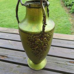 Ancien grand vase Art Nouveau en laiton patin&eacute; oxyd&eacute;, d&eacute;cor Floral en relief (H: 48 Cm)(XX&eacute;)