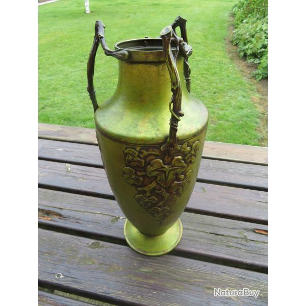 Ancien grand vase Art Nouveau en laiton patin� oxyd�, d�cor Floral en relief (H: 48 Cm)(XX�)