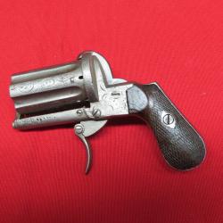 Pistolet Poivri&egrave;re dite de cur&eacute; a canons ray&eacute;s