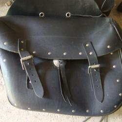 Deux sacoches cavali&eacute;res vintage en cuir marque HARLEY DAVIDSON.