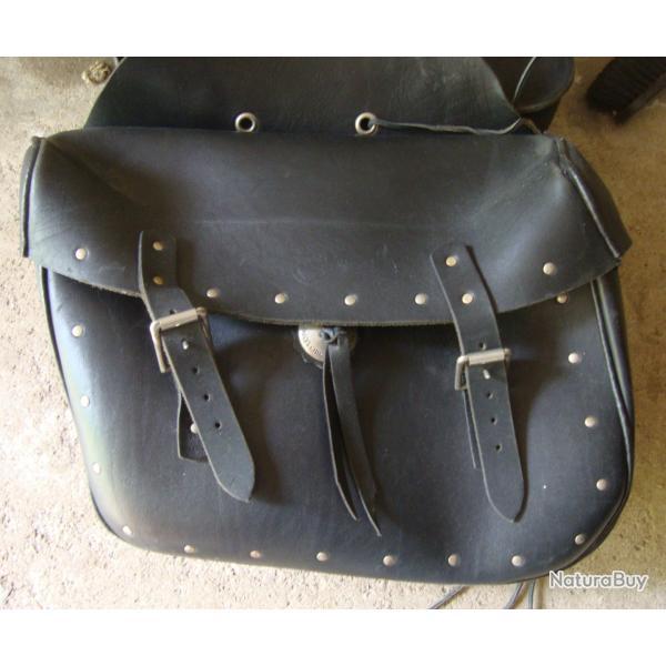Deux sacoches cavali�res vintage en cuir marque HARLEY DAVIDSON.