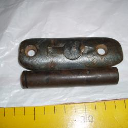 HUILIER et PLAQUE DE COUCHE  D'ENFIELD S.M.L.E.MKIII .(PIECE DE FOUILLE ).
