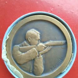 RARE - Ancienne m&eacute;daille de m&eacute;rite au tir d&eacute;cern&eacute;e par le Ministre de l'Education Physique en TBE