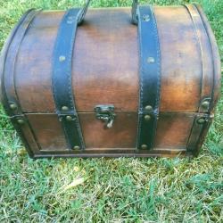 A SAISIR - Joli coffret bois massif 27.5x22.5x18 cm BE pouvant recevoir une ancienne arme de poing